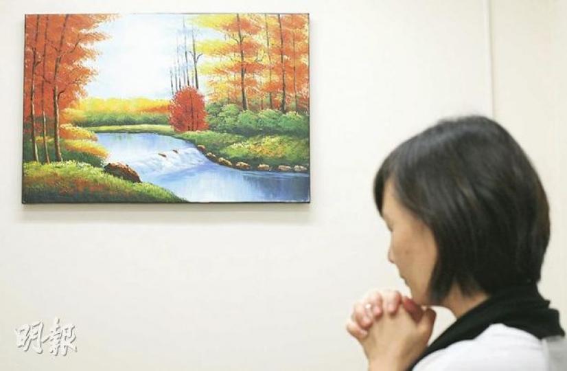 事隔5年,雖然李太仍不時憶起愛兒阿朗,但這名堅強媽媽已放開懷抱,每天祈禱,亦改變教子之道:「我不是放棄兒子,而是學懂放手,交由上帝為我看守」。(林振東攝) 事隔5年,雖然李太仍不時憶起愛兒阿朗,但這名堅強媽媽已放開懷抱,每天祈禱,亦改變教子之道:「我不是放棄兒子,而是學懂放手,交由上帝為我看守」。(林振東攝)