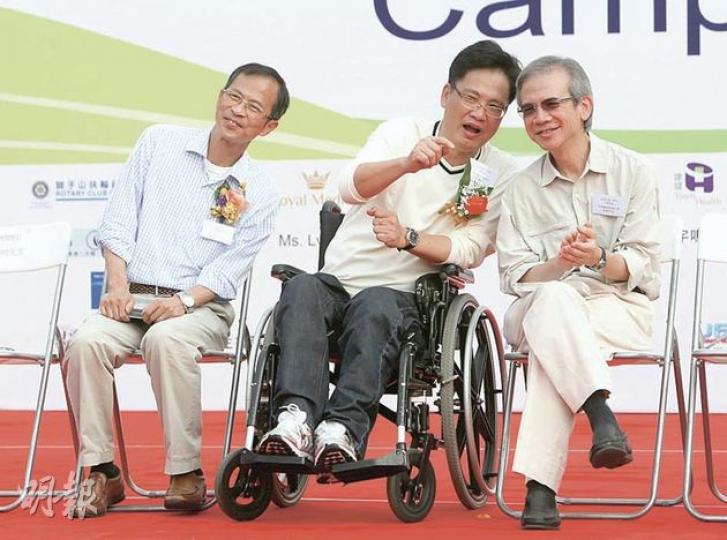立法會主席曾鈺成(左)、香港復康力量會長林章偉(中)及平機會主席林煥光(右)出席「傷健共融大露營」開幕活動。50名傷殘人士及50名健全人士會在維園草地露營一夜,以增強傷健人士之間的了解。林煥光昨早前出席電台節目時表示,對教育局未有實際行動改善「融合教育」政策感失望,並重提額外開設針對少數族裔的中文課程。(林振東攝) 立法會主席曾鈺成(左)、香港復康力量會長林章偉(中)及平機會主席林煥光(右)出席「傷健共融大露營」開幕活動。50名傷殘人士及50名健全人士會在維園草地露營一夜,以增強傷健人士之間的了解。林煥光昨早前出席電台節目時表示,對教育局未有實際行動改善「融合教育」政策感失望,並重提額外開設針對少數族裔的中文課程。(林振東攝)