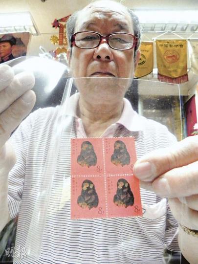 郵票鑑定專家吳乃根表示,金猴生肖郵票升幅驚人,發行價8分錢一張升值到1.3萬元,而一版80枚的售價更達到120萬元,「可在廣州買一層樓了」。(圖2)為票商展示的假金猴票。(李泉攝)根叔表示,近期送郵票來鑑定的人增加,而來鑑定的郵票,近半是假的,鑑定出的假票較過去多了三成。(李泉攝) 郵票鑑定專家吳乃根表示,金猴生肖郵票升幅驚人,發行價8分錢一張升值到1.3萬元,而一版80枚的售價更達到120萬元,「可在廣州買一層樓了」。(圖2)為票商展示的假金猴票。(李泉攝)根叔表示,近期送郵票來鑑定的人增加,而來鑑定的郵票,近半是假的,鑑定出的假票較過去多了三成。(李泉攝)