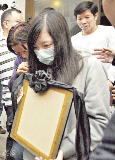 19歲少女(灰衣者)與父親(白衣者)昨到八寶山公墓送別亡母,離開時故意把母親遺照反轉貼近身體,神情哀傷。(梁琬珊攝) 19歲少女(灰衣者)與父親(白衣者)昨到八寶山公墓送別亡母,離開時故意把母親遺照反轉貼近身體,神情哀傷。(梁琬珊攝)