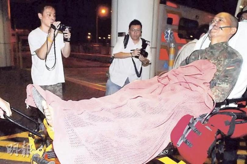 身穿迷彩服的中年漢,右腳掌內側被青竹蛇咬傷,需送院治理。(鍾炳然攝) 身穿迷彩服的中年漢,右腳掌內側被青竹蛇咬傷,需送院治理。(鍾炳然攝)