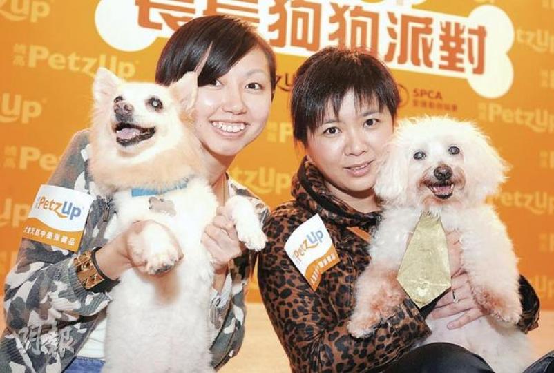 愛護動物協會昨舉行狗健康講座,狗主張慧儀(右)及周佩儀(左)分別與19歲的魔天使「雪條」及16歲混種狗Joejoe合照。人狗結伴成長十多年,張慧儀愛犬情切,表示日後百年歸老,要與愛犬合葬。(李澤彤攝) 愛護動物協會昨舉行狗健康講座,狗主張慧儀(右)及周佩儀(左)分別與19歲的魔天使「雪條」及16歲混種狗Joejoe合照。人狗結伴成長十多年,張慧儀愛犬情切,表示日後百年歸老,要與愛犬合葬。(李澤彤攝)