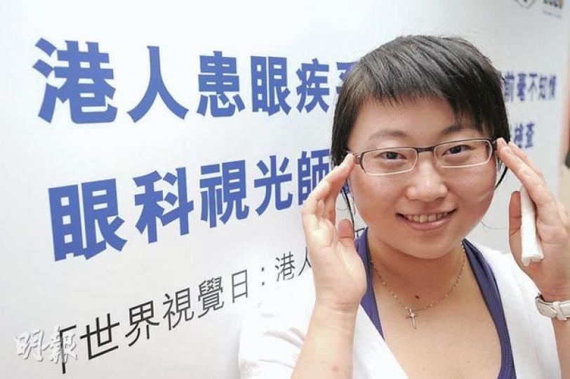 26歲的歐吉捷在旅行期間拍照時發現自己的右眼視物模糊,本以為是近視加深,不願花錢接受全面綜合眼科視光檢查,誰料是視覺神經周邊發炎,右眼視力一度只有正常的20%。經治療後,她目前視力也只能回復至80%。(尹錦恩攝) 26歲的歐吉捷在旅行期間拍照時發現自己的右眼視物模糊,本以為是近視加深,不願花錢接受全面綜合眼科視光檢查,誰料是視覺神經周邊發炎,右眼視力一度只有正常的20%。經治療後,她目前視力也只能回復至80%。(尹錦恩攝)