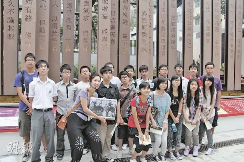 天主教正義和平委員會近日舉行中山史蹟徑民間導賞團,導遊葉寶琳(前排左一)帶中學生到剛完工的百子里公園,了解辛亥革命在港事迹,及以古喻今,反思現今社會環境。(鄭穎瑩攝) 天主教正義和平委員會近日舉行中山史蹟徑民間導賞團,導遊葉寶琳(前排左一)帶中學生到剛完工的百子里公園,了解辛亥革命在港事迹,及以古喻今,反思現今社會環境。(鄭穎瑩攝)