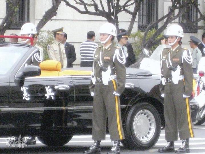 台軍女憲兵罕見亮相閱兵,引人注目。(陳小強攝)(明報製圖) 台軍女憲兵罕見亮相閱兵,引人注目。(陳小強攝)(明報製圖)
