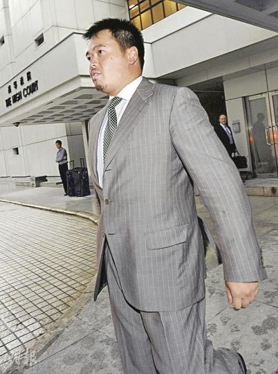 恒豐酒店後人李建勤(圖)與父親同為地產大亨,妻子的御用大狀亦讚兩人是世上最成功企業家,惟亦諷刺李建勤過度花費,恍如活在不真實的世界中。(余俊亮攝)出身律師世家的曾昭穎稱要與女兒維持離婚前的生活質素,要求女兒每月可得200萬生活費,兩母女亦要居於6億元大宅內。(余俊亮攝)(明報製圖) 恒豐酒店後人李建勤(圖)與父親同為地產大亨,妻子的御用大狀亦讚兩人是世上最成功企業家,惟亦諷刺李建勤過度花費,恍如活在不真實的世界中。(余俊亮攝)出身律師世家的曾昭穎稱要與女兒維持離婚前的生活質素,要求女兒每月可得200萬生活費,兩母女亦要居於6億元大宅內。(余俊亮攝)(明報製圖)