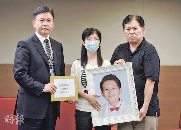 男童手術後死亡,其父母昨日到醫管局與醫管局行政總裁梁柏賢會面,醫管局方面承認拍攝男童手術過程事先未獲其家人同意。(李澤彤攝) 男童手術後死亡,其父母昨日到醫管局與醫管局行政總裁梁柏賢會面,醫管局方面承認拍攝男童手術過程事先未獲其家人同意。(李澤彤攝)