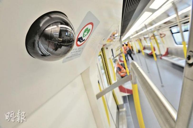 新列車每個車卡裝有4個閉路電視鏡頭(圖),一列8個車卡的列車共有32個鏡頭。鏡頭會自動記錄行車時車廂情况,港鐵稱,會按慣例每星期清除影像紀錄。(葉漢華攝)港鐵新投入服務的內地製造新車(圖),其中一列已於觀塘線試行。新車與傳統列車外表分別不大,僅在窗口位置留有一條紅黑色邊框作裝飾。(葉漢華攝) 新列車每個車卡裝有4個閉路電視鏡頭(圖),一列8個車卡的列車共有32個鏡頭。鏡頭會自動記錄行車時車廂情况,港鐵稱,會按慣例每星期清除影像紀錄。(葉漢華攝)港鐵新投入服務的內地製造新車(圖),其中一列已於觀塘線試行。新車與傳統列車外表分別不大,僅在窗口位置留有一條紅黑色邊框作裝飾。(葉漢華攝)