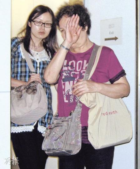 死者麥樹森的妻子李艷芬(右)及女兒麥惠儀(左)昨出庭作供,李供稱案發日發現其夫蓋住被昏迷在牀,遂報警將他送院。(梁珮珊攝)另一七旬老翁李就疑誤墮桃色陷阱,帶同被告及另一內地女子返家性交易,其妻黃碧月(圖)放在家中的13.8萬現金也被盜去。(梁珮珊攝) 死者麥樹森的妻子李艷芬(右)及女兒麥惠儀(左)昨出庭作供,李供稱案發日發現其夫蓋住被昏迷在牀,遂報警將他送院。(梁珮珊攝)另一七旬老翁李就疑誤墮桃色陷阱,帶同被告及另一內地女子返家性交易,其妻黃碧月(圖)放在家中的13.8萬現金也被盜去。(梁珮珊攝)