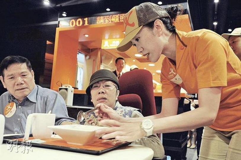 大快活與無障礙的士服務「鑽的」合作,市民由今周五起,於下午6時至早上時間,同一時段內預約乘搭來回兩程「鑽的」,憑發票可免費獲得價值118元的「大快活」餐飲優惠券。「鑽的」行政總裁梁淑儀(右)昨化身服務員送餐,她期望所有行動不便人士均可繼續外出享受天倫之樂。(何家達攝) 大快活與無障礙的士服務「鑽的」合作,市民由今周五起,於下午6時至早上時間,同一時段內預約乘搭來回兩程「鑽的」,憑發票可免費獲得價值118元的「大快活」餐飲優惠券。「鑽的」行政總裁梁淑儀(右)昨化身服務員送餐,她期望所有行動不便人士均可繼續外出享受天倫之樂。(何家達攝)
