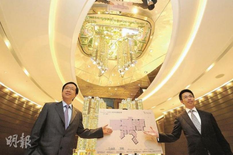 新地代理執行董事雷霆(左)表示,除將軍澳天晉外,集團亦計劃今年第4季內開售沙田頂峰別墅、馬灣海珏等新盤。旁為新地代理助理總經理陳漢麟。(葉漢華攝)永泰地產旗下大坑「瑆華」,將由該公司旗下的Lanson Place酒店提供酒店式管理服務,永泰地產營業及巿務總監陳秀賢(左),昨和該酒店的行政總裁韓天格(右)於簽署儀式後合攝。(劉焌陶攝) 新地代理執行董事雷霆(左)表示,除將軍澳天晉外,集團亦計劃今年第4季內開售沙田頂峰別墅、馬灣海珏等新盤。旁為新地代理助理總經理陳漢麟。(葉漢華攝)永泰地產旗下大坑「瑆華」,將由該公司旗下的Lanson Place酒店提供酒店式管理服務,永泰地產營業及巿務總監陳秀賢(左),昨和該酒店的行政總裁韓天格(右)於簽署儀式後合攝。(劉焌陶攝)
