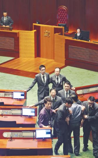 雖然立法會議員向特首曾蔭權投擲示威物品已成「家常便飯」,但今日曾蔭權將移師新立法會大樓宣讀《施政報告》,昨晚便有大批保安人員實地演習,其中,有人扮演議員,從座位突然衝出來示威,其他人則練習堵住議員。(林振東攝)(明報製圖) 雖然立法會議員向特首曾蔭權投擲示威物品已成「家常便飯」,但今日曾蔭權將移師新立法會大樓宣讀《施政報告》,昨晚便有大批保安人員實地演習,其中,有人扮演議員,從座位突然衝出來示威,其他人則練習堵住議員。(林振東攝)(明報製圖)