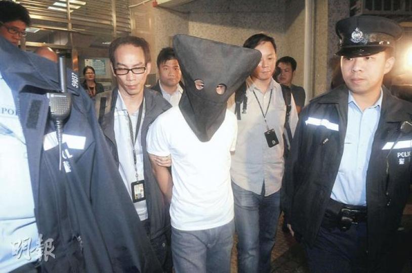 警方前晚凌晨在厚德邨埋伏,拘捕31歲獨居的健碩疑兇關某,他被黑布蒙頭帶回其家搜查,再押返警署。疑兇向警方承認犯案,但無明顯動機,不排除他精神有異常。(蔡方山攝)將軍澳傷人案其中一名陳姓傷者,對事件猶有餘悸,受訪時不願出鏡。他的左手傷勢嚴重,案發至今一個星期,仍需用金屬及塑料支架支撐保護。(林錫禮攝)警方在疑兇家中搜出一批利刀。(蔡方山攝) 警方前晚凌晨在厚德邨埋伏,拘捕31歲獨居的健碩疑兇關某,他被黑布蒙頭帶回其家搜查,再押返警署。疑兇向警方承認犯案,但無明顯動機,不排除他精神有異常。(蔡方山攝)將軍澳傷人案其中一名陳姓傷者,對事件猶有餘悸,受訪時不願出鏡。他的左手傷勢嚴重,案發至今一個星期,仍需用金屬及塑料支架支撐保護。(林錫禮攝)警方在疑兇家中搜出一批利刀。(蔡方山攝)