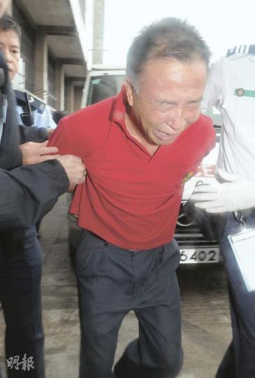 持刀的海味舖職員被制服後,押送醫院治理時情緒不穩,不斷痛哭。(蔡方山攝)拔槍戒備的其中一名警員(左),事後向上級講述案發經過。(蔡方山攝) 持刀的海味舖職員被制服後,押送醫院治理時情緒不穩,不斷痛哭。(蔡方山攝)拔槍戒備的其中一名警員(左),事後向上級講述案發經過。(蔡方山攝)