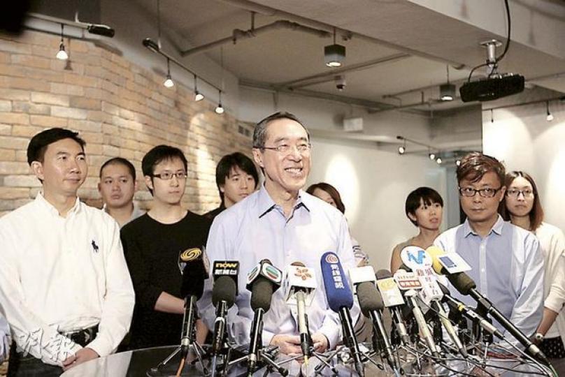 考慮參選特首的唐英年昨到訪萬寬電腦藝術設計公司,了解本港創意工業的發展。(郭慶輝攝)剛剛大學畢業回港,23歲的唐嘉盛(圖)昨日陪同父親唐英年參觀電腦藝術設計公司。(郭慶輝攝) 考慮參選特首的唐英年昨到訪萬寬電腦藝術設計公司,了解本港創意工業的發展。(郭慶輝攝)剛剛大學畢業回港,23歲的唐嘉盛(圖)昨日陪同父親唐英年參觀電腦藝術設計公司。(郭慶輝攝)