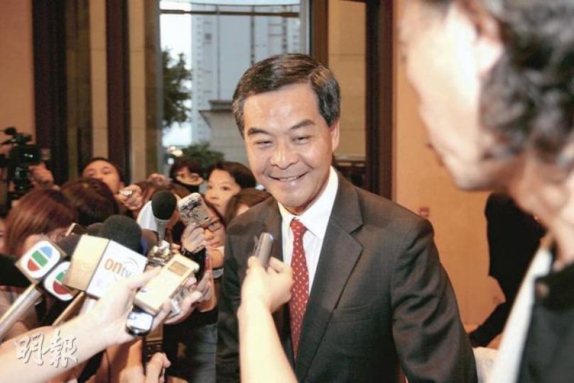 備選特首的梁振英表示,不會評估江澤民現身會否對唐英年的選情有利,他又重申自己會繼續努力。出任行會成員逾10年的他,昨日未有正面回應會否就本港的房屋政策失誤負責。(郭慶輝攝) 備選特首的梁振英表示,不會評估江澤民現身會否對唐英年的選情有利,他又重申自己會繼續努力。出任行會成員逾10年的他,昨日未有正面回應會否就本港的房屋政策失誤負責。(郭慶輝攝)