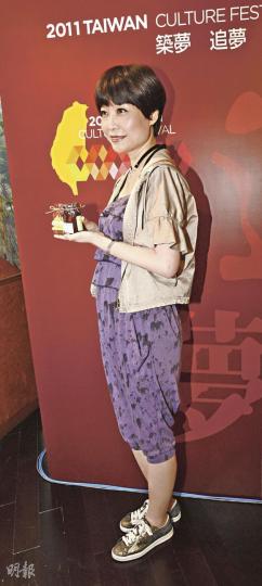 台灣女作家張曼娟到港出任光華新聞文化中心主任,昨以一身「潮look」出席記者會。她說會努力促進台港文化交流、推動兩地旅遊。(李紹昌攝) 台灣女作家張曼娟到港出任光華新聞文化中心主任,昨以一身「潮look」出席記者會。她說會努力促進台港文化交流、推動兩地旅遊。(李紹昌攝)