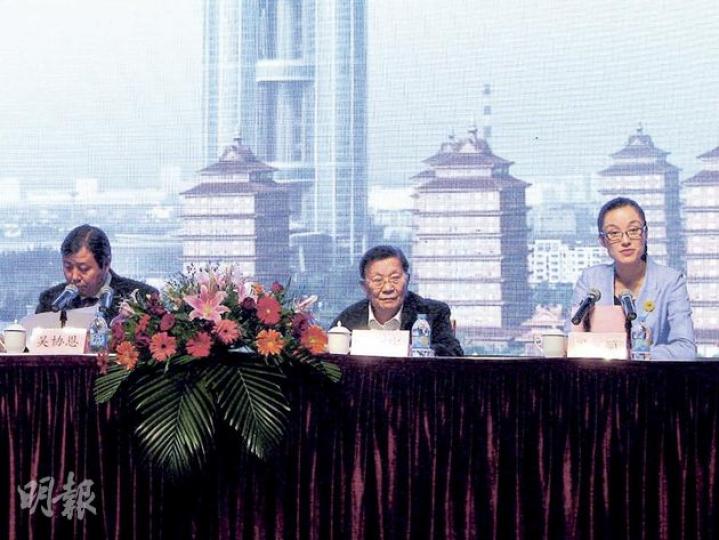 華西村三代官員:老書記吳仁寶(中),兒子、現任書記吳協恩(左一),副書記、孫媳婦周麗(右一)。(林迎攝) 華西村三代官員:老書記吳仁寶(中),兒子、現任書記吳協恩(左一),副書記、孫媳婦周麗(右一)。(林迎攝)