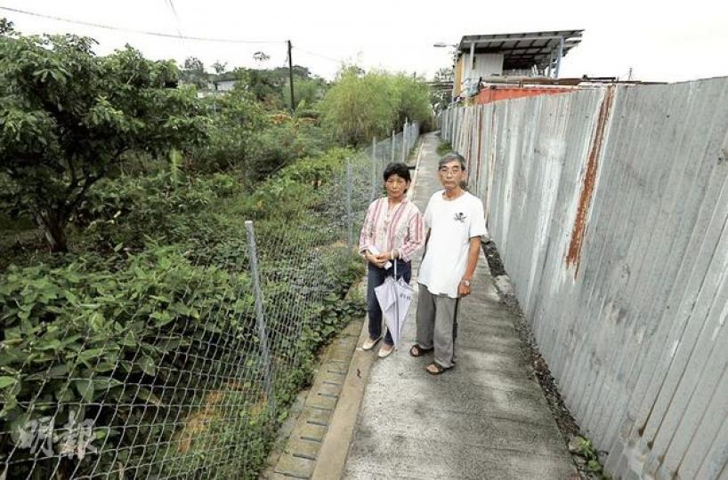 吳氏夫婦在元朗牛潭尾村居住半世紀,擁有一塊農地(圖左),但旁邊土地已被人購置作貨倉,擔心日後若政府研究發展「臨時倉庫」為住宅,即在其家園旁邊起高樓,聲言不能接受。(何家達攝) 吳氏夫婦在元朗牛潭尾村居住半世紀,擁有一塊農地(圖左),但旁邊土地已被人購置作貨倉,擔心日後若政府研究發展「臨時倉庫」為住宅,即在其家園旁邊起高樓,聲言不能接受。(何家達攝)
