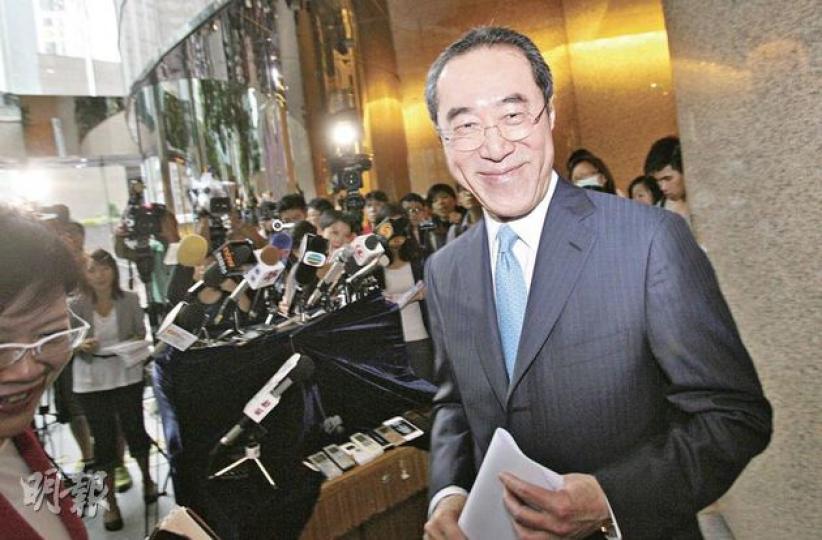 前政務司長唐英年稱,政府只復建居屋不足夠,認為應增建公屋並協助年輕人上車。他今日將與利豐主席馮國經見面。(林振東攝)梁振英支持復建居屋,並形容曾蔭權今次開出的是一張「十分好」的單,下屆政府應盡快「埋單」。(尹錦恩攝) 前政務司長唐英年稱,政府只復建居屋不足夠,認為應增建公屋並協助年輕人上車。他今日將與利豐主席馮國經見面。(林振東攝)梁振英支持復建居屋,並形容曾蔭權今次開出的是一張「十分好」的單,下屆政府應盡快「埋單」。(尹錦恩攝)
