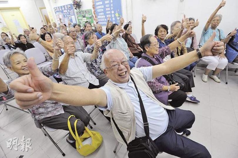 政府公布多項優惠長者措施,包括兩元優惠價搭車船和長住廣東長者可在當地領生果金等,約30名老人昨日在耆康會內收看施政報告直播,對老人優惠表示滿意,豎起拇指表達「like」(讚好)。(尹錦恩攝)(明報製圖) 政府公布多項優惠長者措施,包括兩元優惠價搭車船和長住廣東長者可在當地領生果金等,約30名老人昨日在耆康會內收看施政報告直播,對老人優惠表示滿意,豎起拇指表達「like」(讚好)。(尹錦恩攝)(明報製圖)