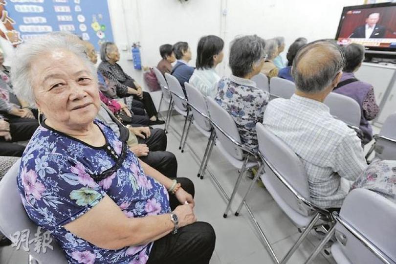 80歲婆婆蔡玉燕昨在耆康會與其他長者一起收看施政報告直播，她最歡迎鼓勵長者外出的2元搭車搭船措施。（尹錦恩攝）