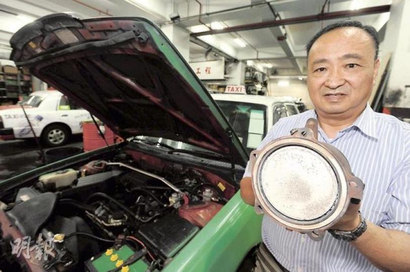 西北區的士司機從業員總會主席黃永忠手上的,就是其的士的催化器,他坦言若硬性規定要定期更換,成本便需轉嫁乘客。(尹錦恩攝)(明報製圖) 西北區的士司機從業員總會主席黃永忠手上的,就是其的士的催化器,他坦言若硬性規定要定期更換,成本便需轉嫁乘客。(尹錦恩攝)(明報製圖)