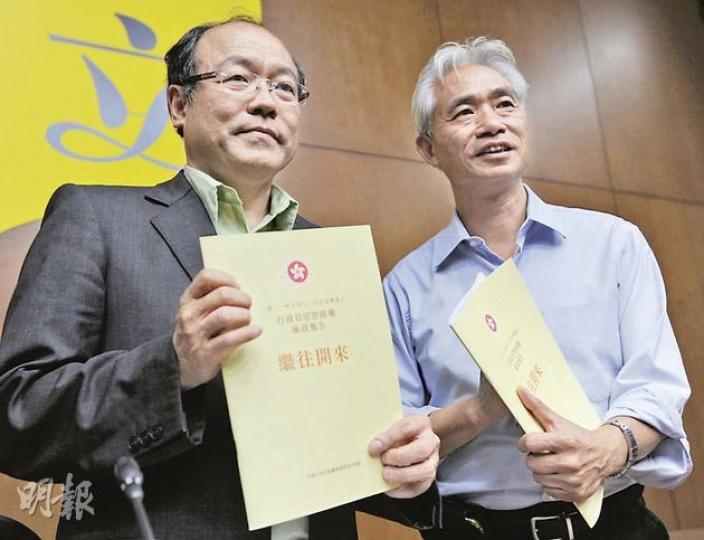 街工梁耀忠(右)過去多與職工盟李卓人開記者會回應施政報告、財政預算案等,但他因不加入工黨,昨日改與民協馮檢基(左)一起召開記者會。(何家達攝)被視為支持唐英年參選特首的立法會議員林大輝(左二)形容,今年施政報告總算是「勉強可以接受」,至少已盡量避免開出一些「不切實際的遠期支票」而需要下屆政府「埋單」。左起梁家騮、林大輝、譚偉豪、陳茂波、陳健波。(余俊亮攝) 街工梁耀忠(右)過去多與職工盟李卓人開記者會回應施政報告、財政預算案等,但他因不加入工黨,昨日改與民協馮檢基(左)一起召開記者會。(何家達攝)被視為支持唐英年參選特首的立法會議員林大輝(左二)形容,今年施政報告總算是「勉強可以接受」,至少已盡量避免開出一些「不切實際的遠期支票」而需要下屆政府「埋單」。左起梁家騮、林大輝、譚偉豪、陳茂波、陳健波。(余俊亮攝)