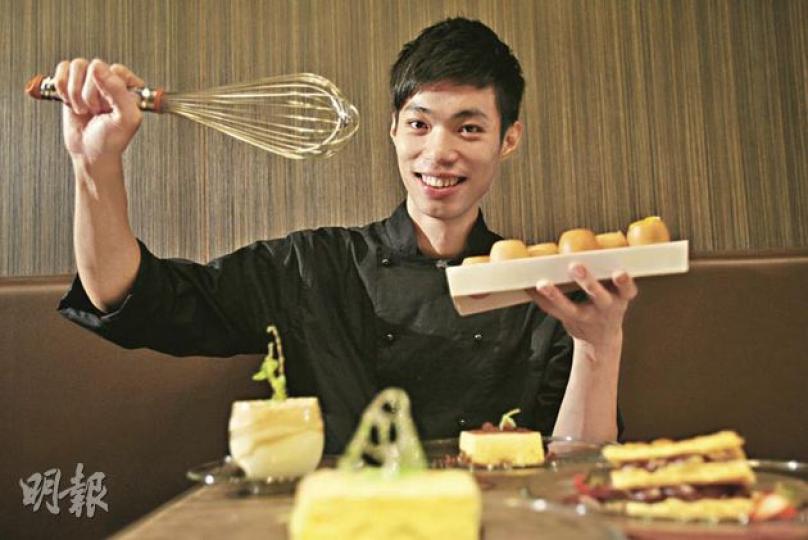 現年23歲的嚴錦華已是兩間西式甜品店的老闆,他認為本港設國際廚藝學院,可助青年長遠發展。(林振東攝) 現年23歲的嚴錦華已是兩間西式甜品店的老闆,他認為本港設國際廚藝學院,可助青年長遠發展。(林振東攝)