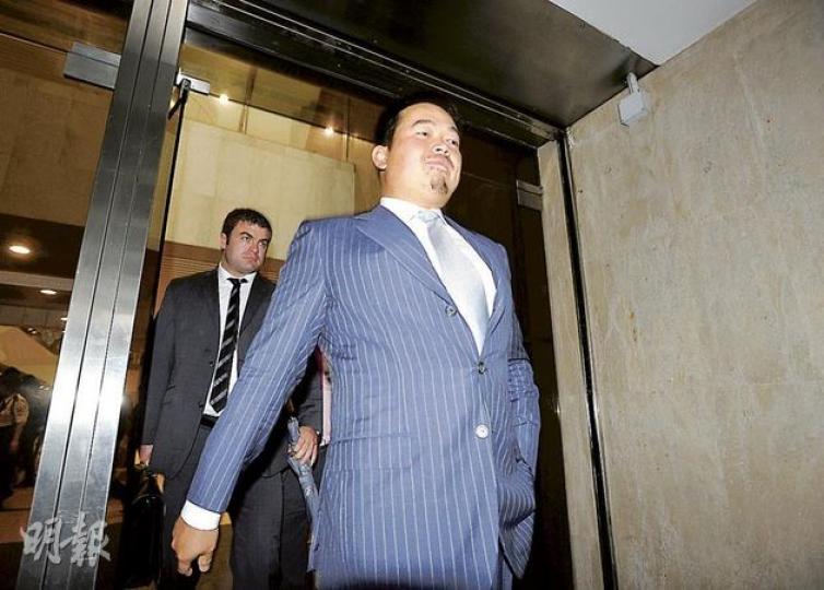 超級富豪第二代李建勤昨繼續出庭旁聽,其間投入聽審,表情多多。(葉漢華攝)曾昭穎(圖)向前夫要求近55億元的贍養費,家翁李德義只允給予3.74億元,最終未能達成和解。(葉漢華攝) 超級富豪第二代李建勤昨繼續出庭旁聽,其間投入聽審,表情多多。(葉漢華攝)曾昭穎(圖)向前夫要求近55億元的贍養費,家翁李德義只允給予3.74億元,最終未能達成和解。(葉漢華攝)
