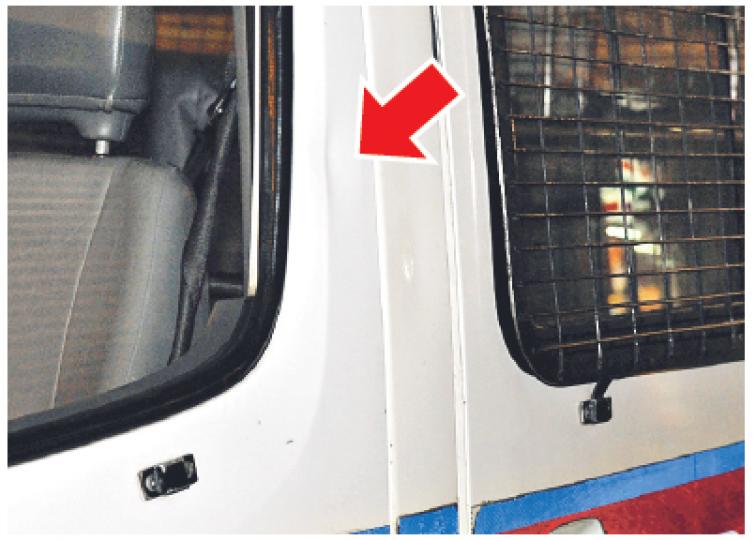 醉漢以頭頂撞警車門框,導致出現輕微凹陷(箭嘴示)。(蔡方山攝) 醉漢以頭頂撞警車門框,導致出現輕微凹陷(箭嘴示)。(蔡方山攝)