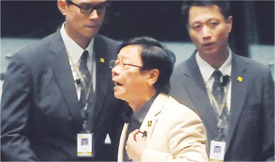 在答問大會率先發問的黃毓民(前)批評曾蔭權擢升民望偏低的林瑞麟任政務司長,違反政治倫理、「亂倫」,要求曾蔭權解釋。曾蔭權斥黃的言論「十足爛仔所為」,又說立法會「不是黑社會地方」。(李澤彤攝)梁國雄(箭嘴示)不服立法會主席曾鈺成的裁決,與數名準備押走他的保安糾纏期間,從袋中取出雞蛋,朝主席台方向擲去。(李澤彤攝) 在答問大會率先發問的黃毓民(前)批評曾蔭權擢升民望偏低的林瑞麟任政務司長,違反政治倫理、「亂倫」,要求曾蔭權解釋。曾蔭權斥黃的言論「十足爛仔所為」,又說立法會「不是黑社會地方」。(李澤彤攝)梁國雄(箭嘴示)不服立法會主席曾鈺成的裁決,與數名準備押走他的保安糾纏期間,從袋中取出雞蛋,朝主席台方向擲去。(李澤彤攝)