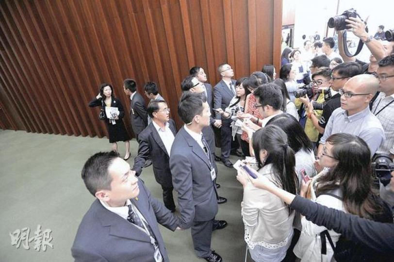 保安(中間穿西裝者)在立法會走廊築起人牆,分隔記者和議員。圖為記者採訪李永達時,隔着保安。(何家達攝) 保安(中間穿西裝者)在立法會走廊築起人牆,分隔記者和議員。圖為記者採訪李永達時,隔着保安。(何家達攝)