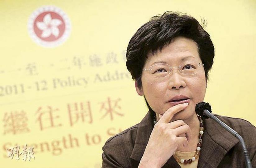 發展局長林鄭月娥昨公布「九龍東」發展計劃,笑言會講究品牌,這一片「九龍灣工業區」,日後會在路牌上改名「九龍東」,顯示已升格為商業區,吸引機構進駐。(何家達攝) 發展局長林鄭月娥昨公布「九龍東」發展計劃,笑言會講究品牌,這一片「九龍灣工業區」,日後會在路牌上改名「九龍東」,顯示已升格為商業區,吸引機構進駐。(何家達攝)
