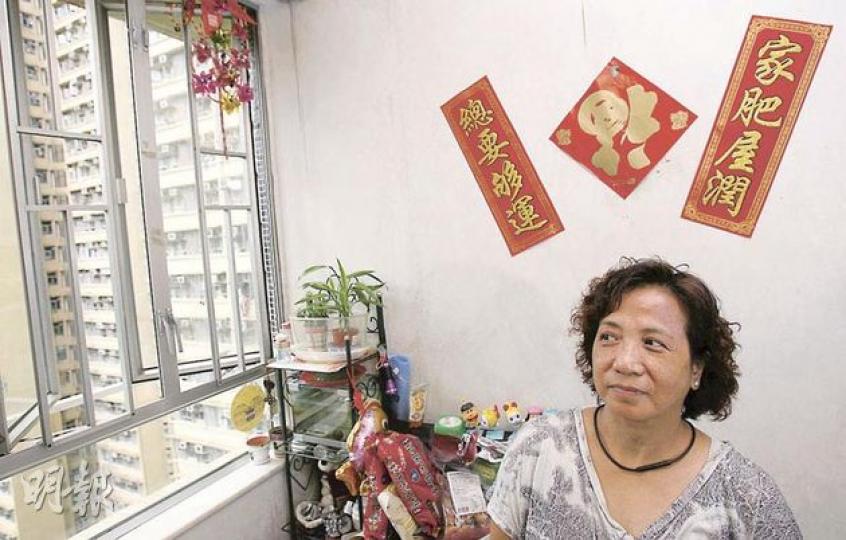 馮太23年前以33萬元買入嘉田苑500多呎單位,從沒想過賣出,她指新居屋補地價安排和舊居屋不同也無所謂。(林振東攝) 馮太23年前以33萬元買入嘉田苑500多呎單位,從沒想過賣出,她指新居屋補地價安排和舊居屋不同也無所謂。(林振東攝)