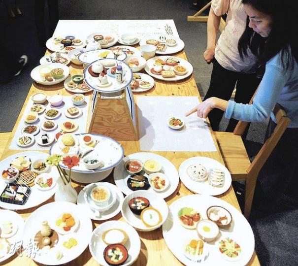 「美食科學」展覽中有均衡遊戲,只要把一天想吃的食物排好,電腦可分析你選擇食物的營養資料如卡路里等,告訴你如何吃得健康。布製食物款款精緻,都是人手製作。(余俊亮攝) 「美食科學」展覽中有均衡遊戲,只要把一天想吃的食物排好,電腦可分析你選擇食物的營養資料如卡路里等,告訴你如何吃得健康。布製食物款款精緻,都是人手製作。(余俊亮攝)