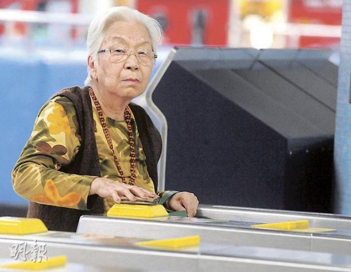 約110萬名年逾65歲長者將可以2元的優惠價乘搭車船,有社褔機構希望擴至60歲或以上長者。(劉焌陶攝) 約110萬名年逾65歲長者將可以2元的優惠價乘搭車船,有社褔機構希望擴至60歲或以上長者。(劉焌陶攝)