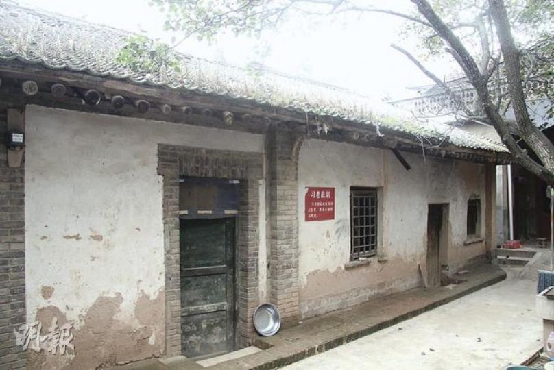 圖為習仲勛曾生活過的房子,門窗一直保留至今。(明報記者攝)習仲勛雕像兩旁放着多個政府單位和社會團體送來的花圈。(明報記者攝) 圖為習仲勛曾生活過的房子,門窗一直保留至今。(明報記者攝)習仲勛雕像兩旁放着多個政府單位和社會團體送來的花圈。(明報記者攝)
