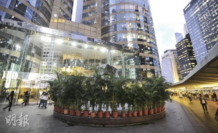 中環一帶銀行昨晚未見加強保安,港交所平台則見有大型盆栽包圍附近水池、雕塑。(余俊亮攝) 中環一帶銀行昨晚未見加強保安,港交所平台則見有大型盆栽包圍附近水池、雕塑。(余俊亮攝)