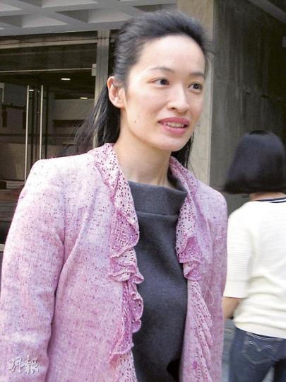 李德義的前媳婦曾昭穎在誓章中指出,「婚後協議」是她與李建勤之間的事情,故她亦絕對有權另簽署文件將協議撤銷,不認為這有何錯誤。(黃景怡攝)李建勤的大律師昨日透露,李當年要求妻子墮胎,原因是父親李德義正考慮由他繼承全部財產,他擔心若有了下一代,其繼承機會將受影響。(李紹昌攝) 李德義的前媳婦曾昭穎在誓章中指出,「婚後協議」是她與李建勤之間的事情,故她亦絕對有權另簽署文件將協議撤銷,不認為這有何錯誤。(黃景怡攝)李建勤的大律師昨日透露,李當年要求妻子墮胎,原因是父親李德義正考慮由他繼承全部財產,他擔心若有了下一代,其繼承機會將受影響。(李紹昌攝)