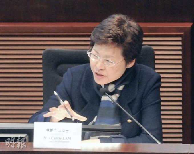 發展局長林鄭月娥表示,政府對未來5年以至15年的土地供應已有規劃,但受到早年房屋政策的影響。(葉漢華攝)(明報製圖) 發展局長林鄭月娥表示,政府對未來5年以至15年的土地供應已有規劃,但受到早年房屋政策的影響。(葉漢華攝)(明報製圖)