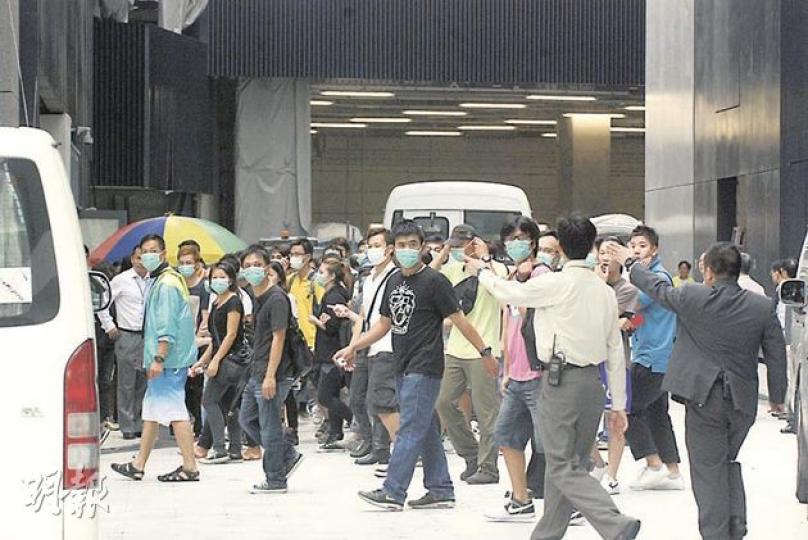 一眾參與路祭的工友,離開時被保安員指示於指定路線離開。(雲錦鋒攝)年輕電工黎耀漢在新立法會大樓停車場維修緊急出口燈時觸電,留醫3天後不治,現場在昨日仍未解封。(葉漢華攝) 一眾參與路祭的工友,離開時被保安員指示於指定路線離開。(雲錦鋒攝)年輕電工黎耀漢在新立法會大樓停車場維修緊急出口燈時觸電,留醫3天後不治,現場在昨日仍未解封。(葉漢華攝)