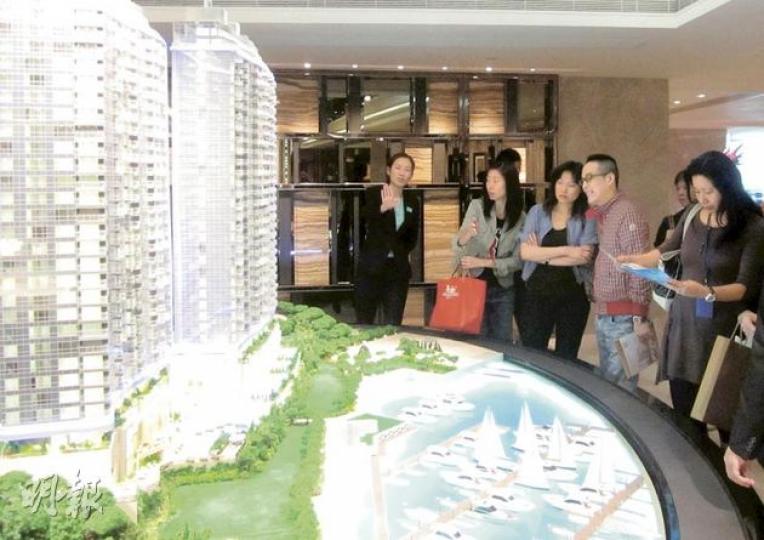 香港仔「深灣9號」確認售出及獲預留的單位總數,已經接近165伙。樓盤昨日依然有不少準買家睇樓。(林可為攝) 香港仔「深灣9號」確認售出及獲預留的單位總數,已經接近165伙。樓盤昨日依然有不少準買家睇樓。(林可為攝)