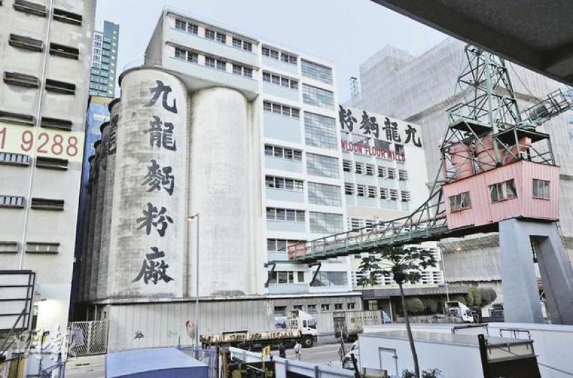 位於觀塘海濱道161號的九龍麵粉廠有45年歷史,見證本港工業發展興衰,發展局長林鄭月娥期望將來可保育麵粉廠,甚至將其變成九龍東標誌建築,她昨日呼籲業主與她聯絡。(何家達攝) 位於觀塘海濱道161號的九龍麵粉廠有45年歷史,見證本港工業發展興衰,發展局長林鄭月娥期望將來可保育麵粉廠,甚至將其變成九龍東標誌建築,她昨日呼籲業主與她聯絡。(何家達攝)