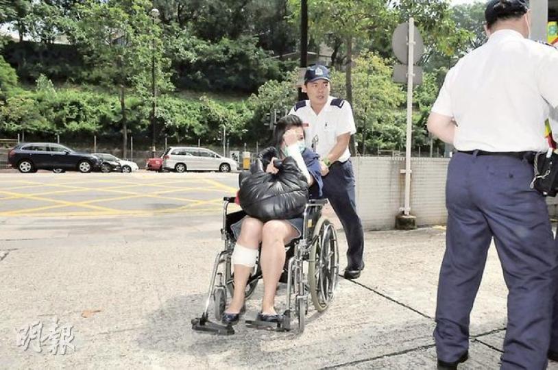 旺角街頭昨日降下「腐蝕雨」,6名途人分別手腳及頭部被濺傷,出現紅點及水疱,全部送院治理,圖為部分傷者。(林錫禮攝)具腐蝕性的通渠水灑下,在地上形成兩灘水漬,警方封鎖現場調查。(尹錦恩攝)旺角通菜街腐蝕液體濺傷6人,警方相信是有人通渠時液體由污水渠缺口濺出,與腐蝕彈狂徒無關。圖為涉事樓宇。(何家達攝) 旺角街頭昨日降下「腐蝕雨」,6名途人分別手腳及頭部被濺傷,出現紅點及水疱,全部送院治理,圖為部分傷者。(林錫禮攝)具腐蝕性的通渠水灑下,在地上形成兩灘水漬,警方封鎖現場調查。(尹錦恩攝)旺角通菜街腐蝕液體濺傷6人,警方相信是有人通渠時液體由污水渠缺口濺出,與腐蝕彈狂徒無關。圖為涉事樓宇。(何家達攝)
