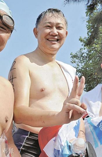 施永青昨成功完成賽事,是少數曾參與停辦前渡海泳賽的選手。他笑言維港水質較30年前理想,未見有垃圾浮面污染。(李澤彤攝) 施永青昨成功完成賽事,是少數曾參與停辦前渡海泳賽的選手。他笑言維港水質較30年前理想,未見有垃圾浮面污染。(李澤彤攝)