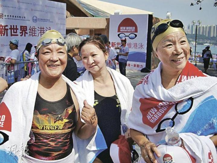 63歲的退休小學女教師黃美珠(左)、53歲的補習老師張美英(中)和55歲的按摩師陳虹(右)昨日一同參加維港渡海泳,她們指希望透過組成「師奶隊」參賽,勉勵年輕人「只要有毅力決心,凡事皆可成」。(陳洛明攝)部分泳手在賽事期間帶備防水相機,到達中途站時拍照留念。(余俊亮攝) 63歲的退休小學女教師黃美珠(左)、53歲的補習老師張美英(中)和55歲的按摩師陳虹(右)昨日一同參加維港渡海泳,她們指希望透過組成「師奶隊」參賽,勉勵年輕人「只要有毅力決心,凡事皆可成」。(陳洛明攝)部分泳手在賽事期間帶備防水相機,到達中途站時拍照留念。(余俊亮攝)