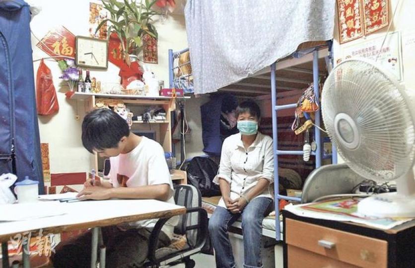 領取傷殘津貼的阿蓮,無力支持擁有數學天分的13歲兒子參加數學奧林匹克比賽。(林振東攝) 領取傷殘津貼的阿蓮,無力支持擁有數學天分的13歲兒子參加數學奧林匹克比賽。(林振東攝)