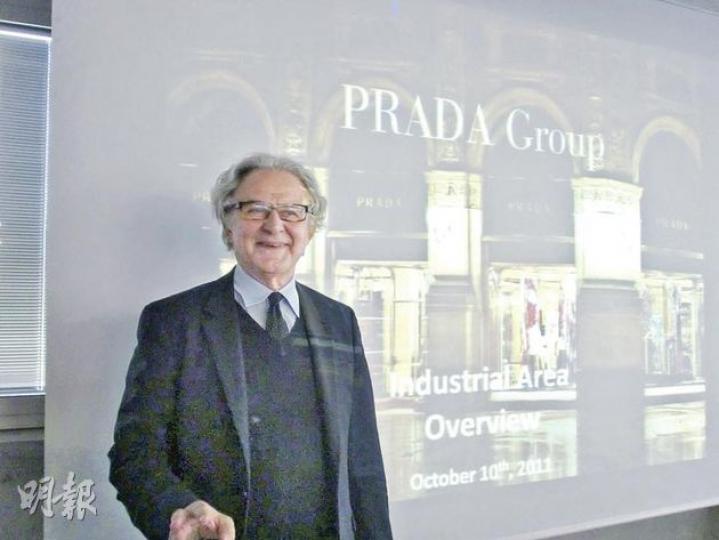 Prada副主席Mazzi表示,將旗下生產工序外判,有助提升公司的靈活性。(羅湋楠攝)(明報製圖) Prada副主席Mazzi表示,將旗下生產工序外判,有助提升公司的靈活性。(羅湋楠攝)(明報製圖)