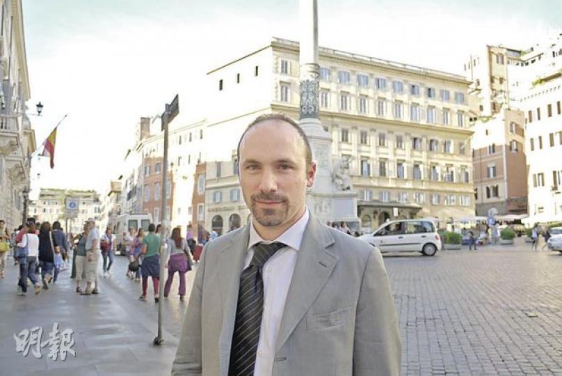 受訪者Alessandro Di Nepi(圖)表示,意大利人均不滿政府處理歐債危機的手法。(羅湋楠攝) 受訪者Alessandro Di Nepi(圖)表示,意大利人均不滿政府處理歐債危機的手法。(羅湋楠攝)